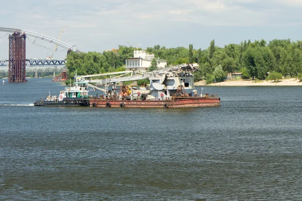 Floating crane towed along the river Dnieper — Stock Photo, Image