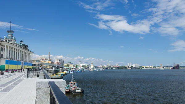 Estação fluvial e a orla marítima do Dnieper em Kiev — Fotografia de Stock