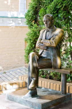 Andriyivskyy iniş üzerinde yazar Michael Bulgakov anıt