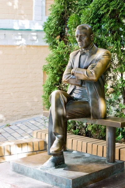 Monument to the writer Michael Bulgakov on andriyivskyy descent — Stock Photo, Image