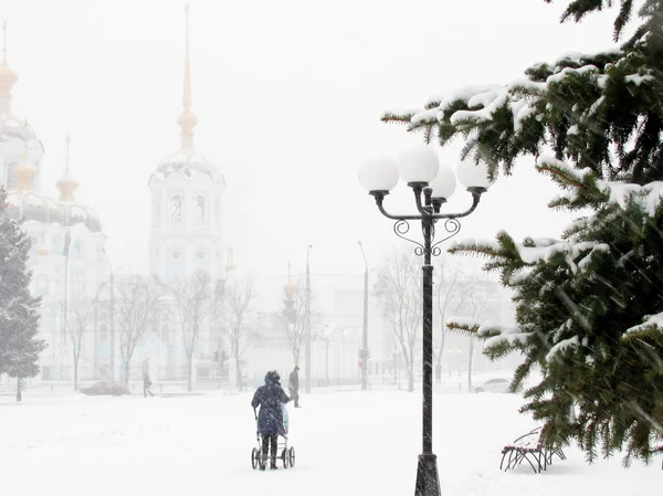 Снежная буря в городе — стоковое фото