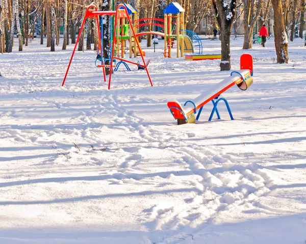 Spielplatz im verschneiten Park — Stockfoto