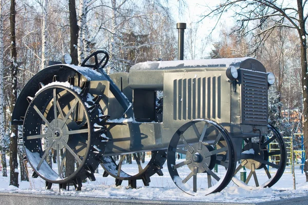 Monumento técnico al primer tractor soviético Imagen De Stock