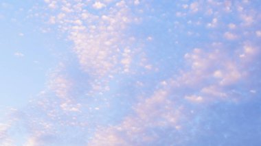 Gün batımından önce bulutları olan güzel bir akşam gökyüzü.