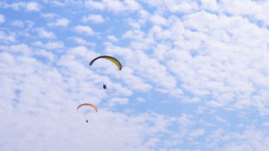 Gökyüzünde bir paraglider üzerinde iki kişi