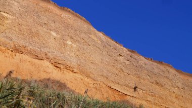 Kayalık yumuşak kayalık kil ve mavi gökyüzü değil