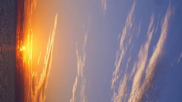 Belo Pôr Sol Brilhante Com Nuvens Mar — Fotografia de Stock