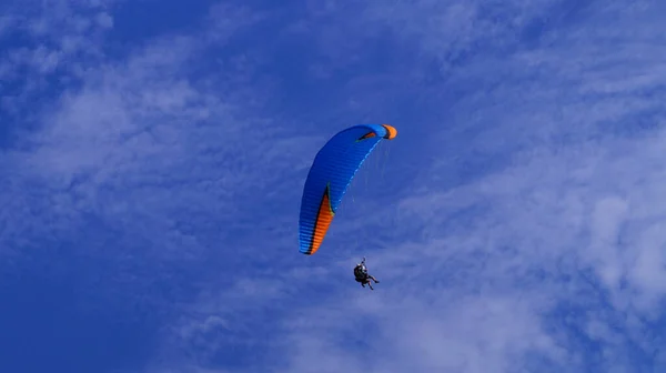 Paraglider Üzerinde Bir Kişi Gökyüzünde Geziniyor — Stok fotoğraf