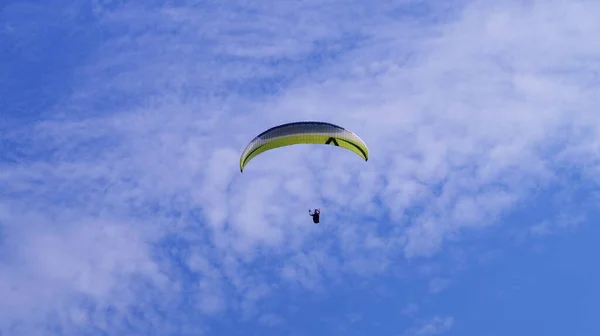 Uma Pessoa Parapente Cavalga Céu — Fotografia de Stock