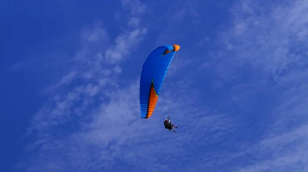 Paraglider Üzerinde Bir Kişi Gökyüzünde Geziniyor Stok Resim