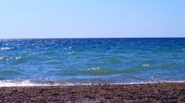 Küçük dalgalı huş ağacının renginde parlak güzel deniz ufku