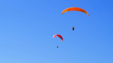 Gökyüzünde bir paraglider üzerinde iki kişi