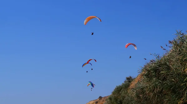 Bir Sürü Insan Gökyüzünde Bir Paraglider Üzerinde Bulutlar Uçurumlarla — Stok fotoğraf