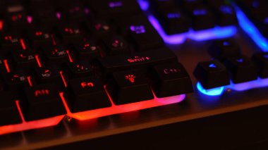 Klavyenin yakın çekimi bazı klavye karakterlerini odaklar. Pencerelerin klavyesine çok renkli arka plan ışığı odağı. Klavye İngilizce ve Rusça harfler