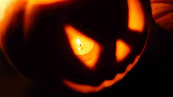 Jedna Dynia Halloween Złowrogim Wyrazem Twarzy Czarnym Tle — Zdjęcie stockowe