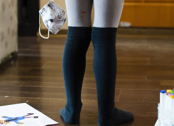 Preparándose Para Escuela Niño Con Una Máscara Protectora Mano Mirando —  Fotos de Stock