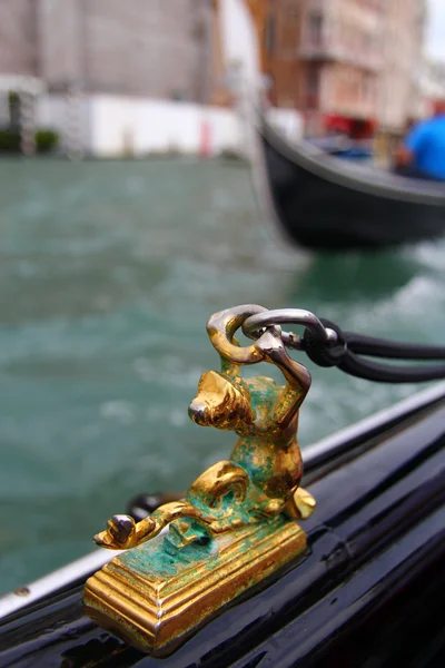 Zeemeermin beeldje op een gondel in Venetië, Italië — Stockfoto