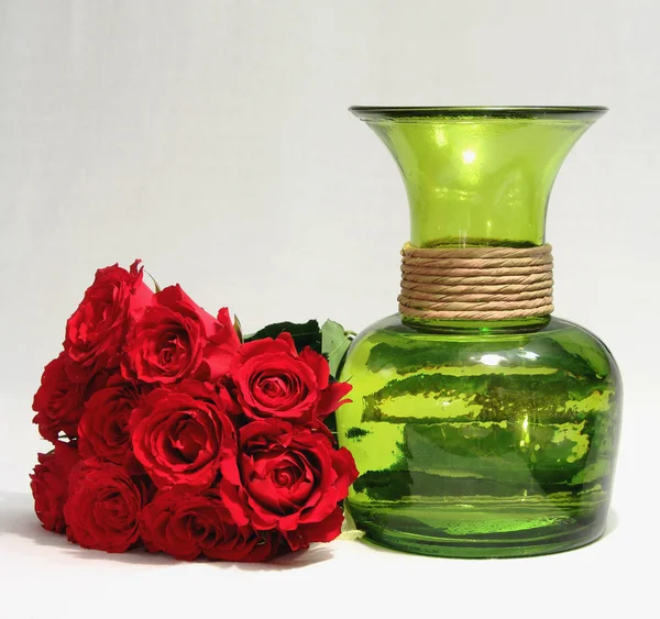 A bouquet of roses and green vase, red flowers — Stock Photo, Image