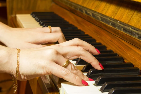 Fille jouant du piano, les mains féminines sur les clés — Photo