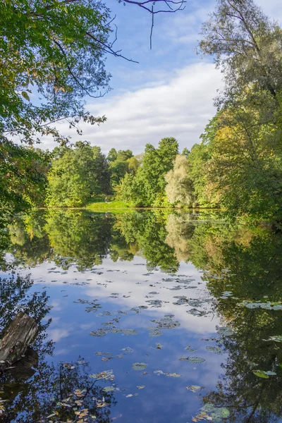 Rybník v parku, obloha odraz ve vodě — Stock fotografie
