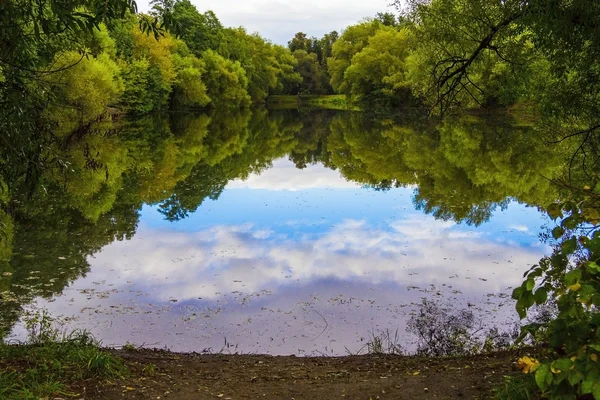 Rybník v parku, obloha odraz ve vodě — Stock fotografie