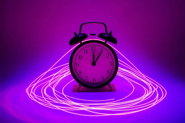 激光环中的粉色和蓝色概念时钟 — 图库照片