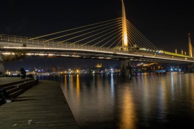 Çerçevesinde ahşap rıhtım olan Hali Metro Köprüsü. Marmara Denizi 'ndeki İstanbul' da sakin bir gece..
