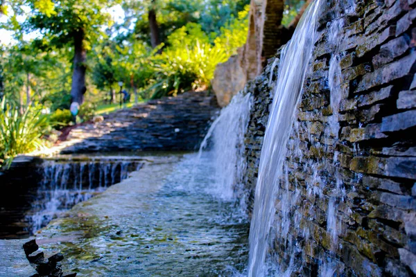 Ein Künstlicher Wasserfall Emirgan Park Istanbul Hintergrund Scheint Die Sonne — Stockfoto