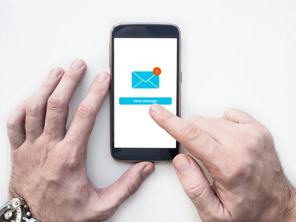 Mani dell'uomo utilizzando smartphone con interfaccia dell'app Email sullo schermo — Foto Stock