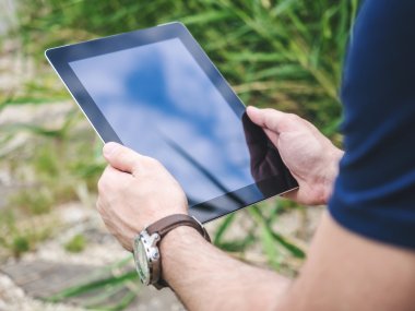 Dijital Tablet mockup parkta kullanan adam