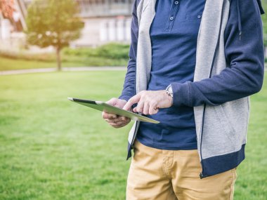 Ceketli genç adamı dokunmatik ekran dijital Tablet