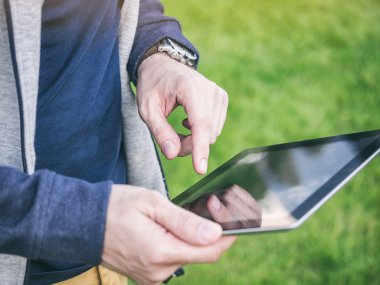 Ceketli genç adamı dokunmatik ekran dijital Tablet