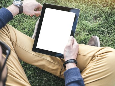 Park boş beyaz ekran ile dijital Tablet Mockup kullanan adam