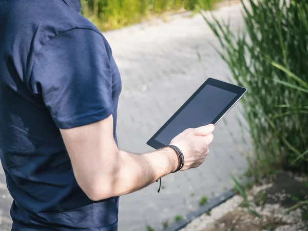 Mann mit digitaler Tablet-Attrappe — Stockfoto