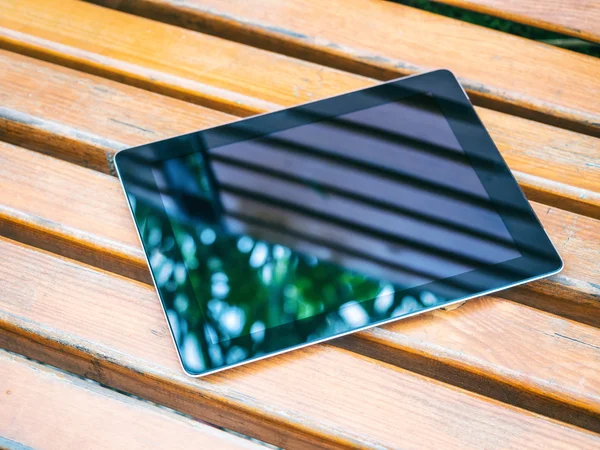 Digitale Tablet-Attrappe auf Holzbank — Stockfoto