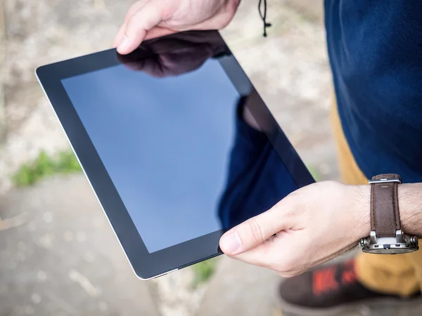 Mann mit digitaler Tablet-Attrappe — Stockfoto