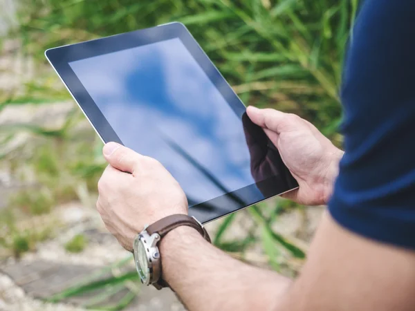 Mann benutzt digitale Tablet-Attrappe im Park — Stockfoto