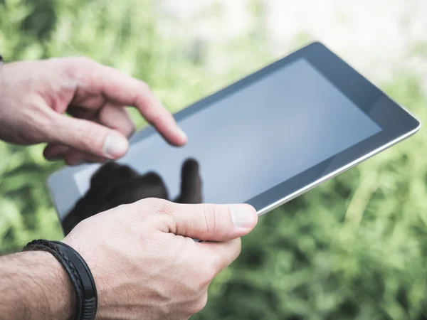 Männerhände mit digitaler Tablet-Attrappe — Stockfoto