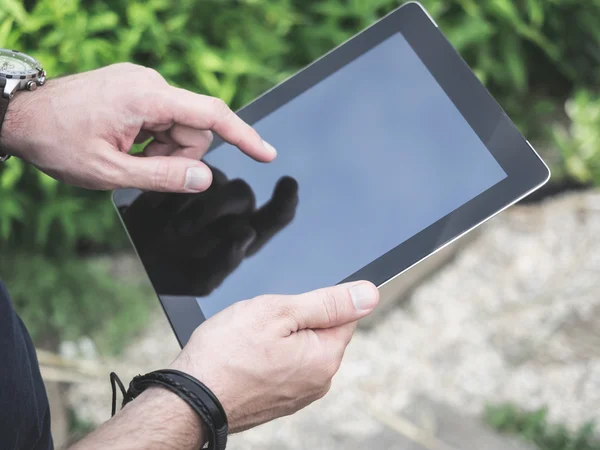Männerhände mit digitaler Tablet-Attrappe — Stockfoto