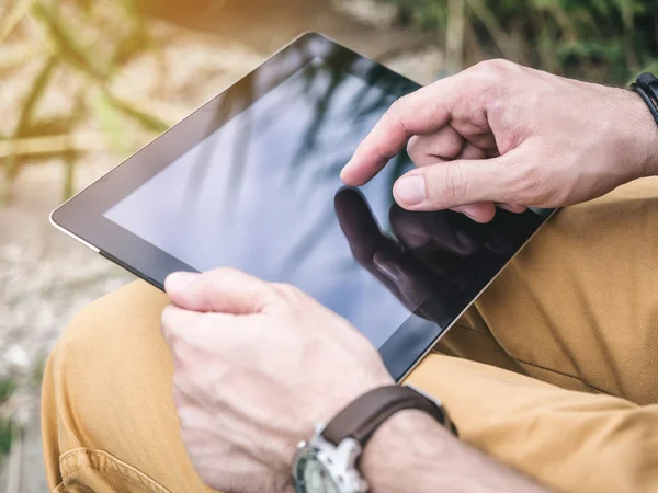 Mann benutzt digitale Tablet-Attrappe im Park — Stockfoto