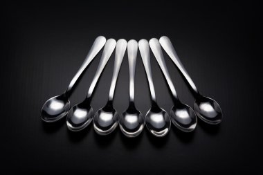 Siyah arka plan üzerine yedi kaşık