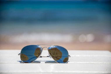 Sahilde güneş gözlüğü. Güzel deniz görünümü duvar kağıtları, arka plan