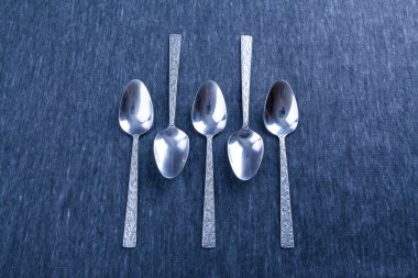 Beş kaşık. Tasarım, mavi arka plan. Havyar, garnet