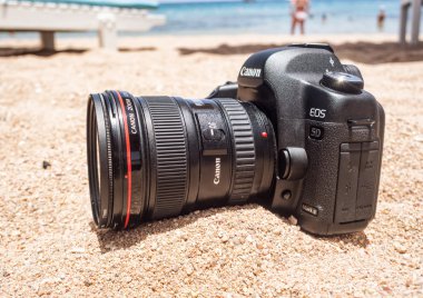 Sharm el Sheikh, Mısır - 29 Haziran 2015: Canon 5d mark 2 değiştirilebilir objektifli profesyonel dslr fotoğraf makinesi sahilde kum üzerinde. Toz Geçirmez.