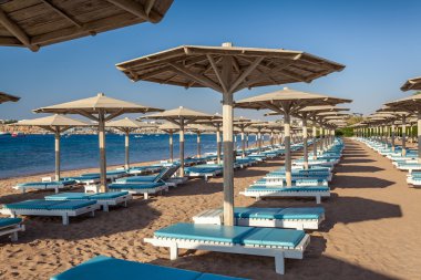 Şezlonglar ve şemsiyeler ile Bbeach.