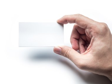 Beyaz duvardaki üç iş kart tutan el yakın çekim