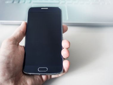 İş kavramı, çalışma alanında smartphone kullanarak ele Closeup. Mobil ödeme, online alışveriş, m-bankacılık.