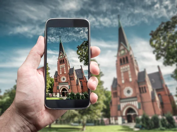 Smartphone ile el fotoğrafını. Seyahat kavramı. Berlin cityscape