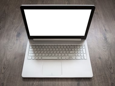 Ahşap masa boş beyaz ekran ile dizüstü bilgisayar