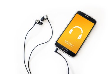 Akıllı telefon ve kulaklık beyaz kağıt arka plan üzerinde. Kulaklıklar, müzik simgesi